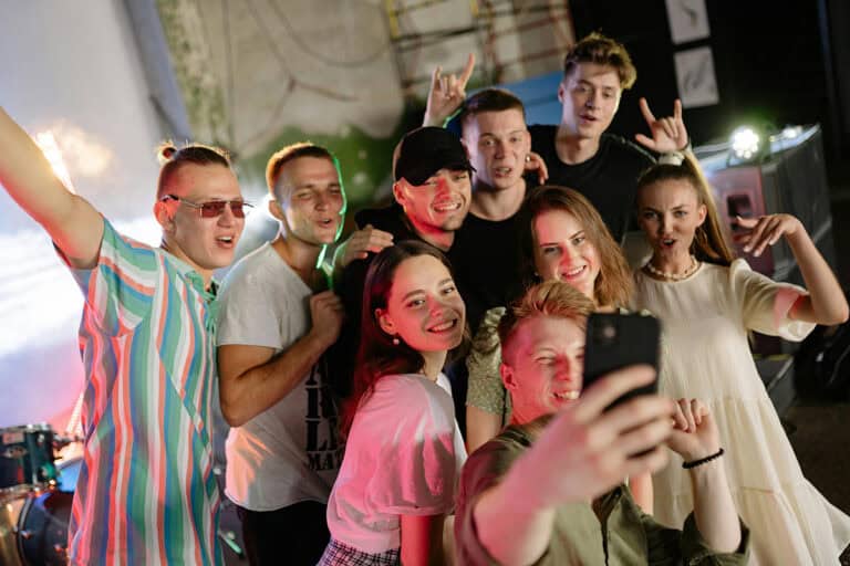 selfie-poses-with-friends-10-stunning-poses-to-try